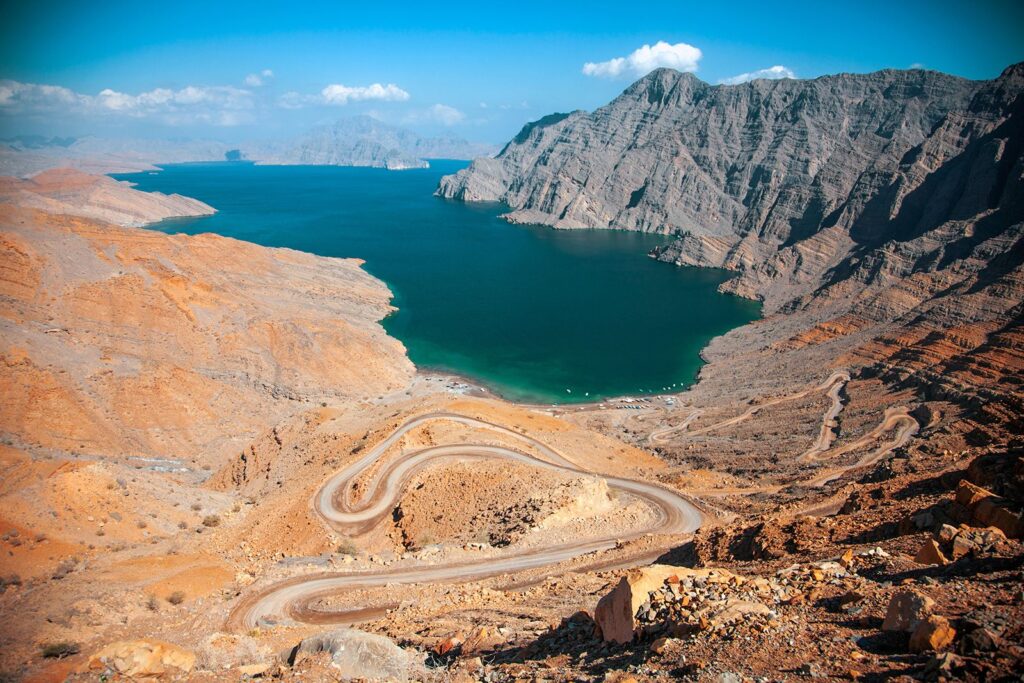 230823154014-04-musandam-peninsula-fjord-road